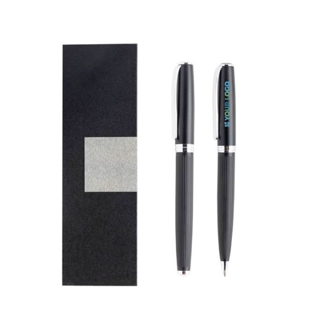 Set de escritura con roller y bolígrafo de metal de cuerpo en color negro y detalle plateado con caja acolchada tinta negra para personalizar