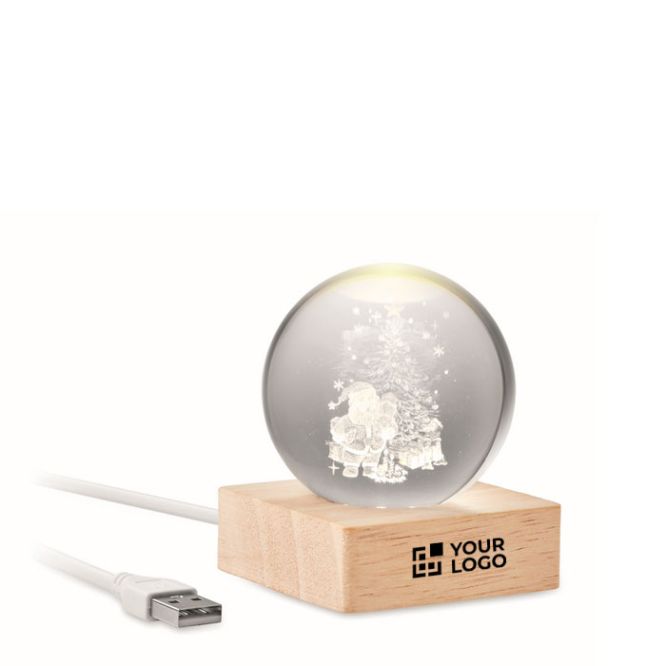Bola de cristal edición navideña con luz LED sobre base de madera color madera vista de impresión