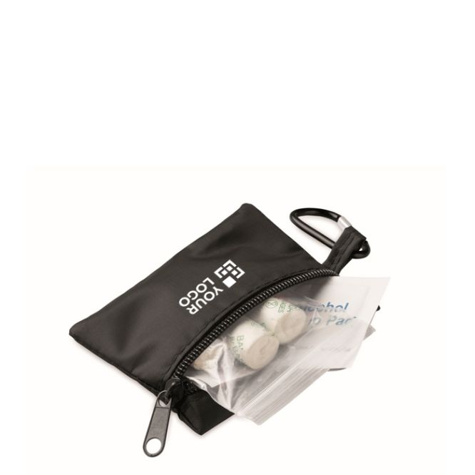 Botiquín compacto en bolsa RPET con mosquetón aluminio con logo corporativo e incluye gasas, vendas, tiritas y torundas con alcohol
