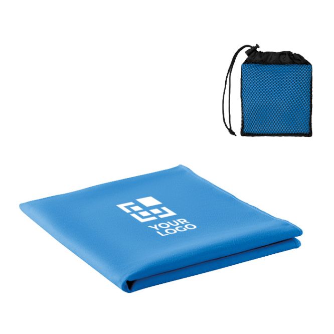 Toalla de microfibra personalizada en bolsa de transporte de color azul vista principal