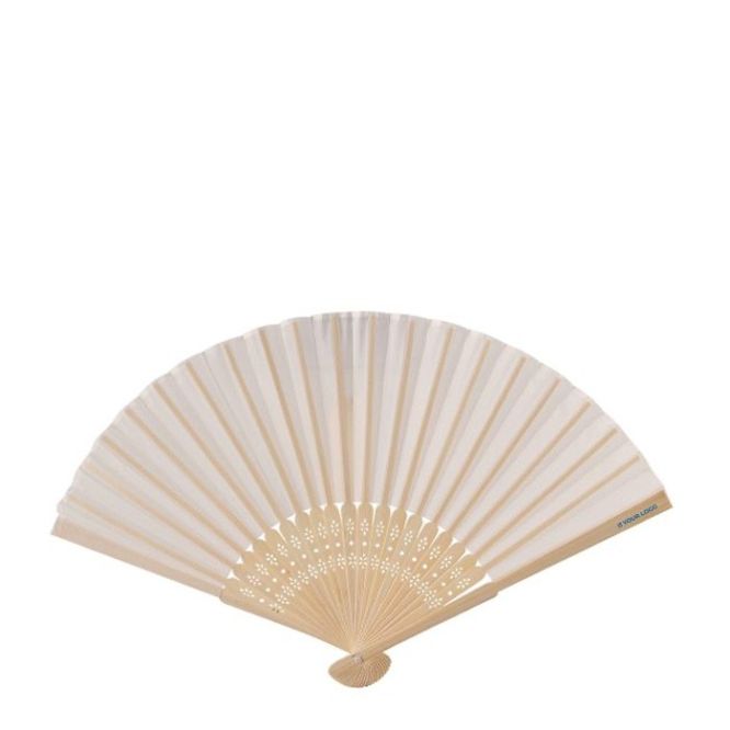 Abanico de bambú con patrones decorativos en el entramado