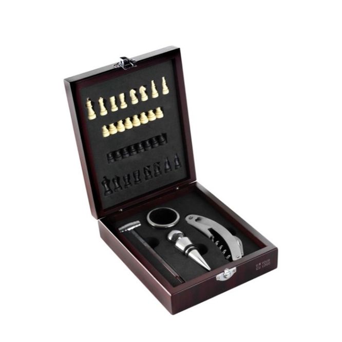 Set de vino en caja de madera para jugar ajedrez en la tapa