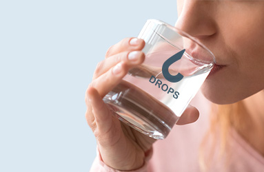 Persona bebiendo en vaso de cristal
